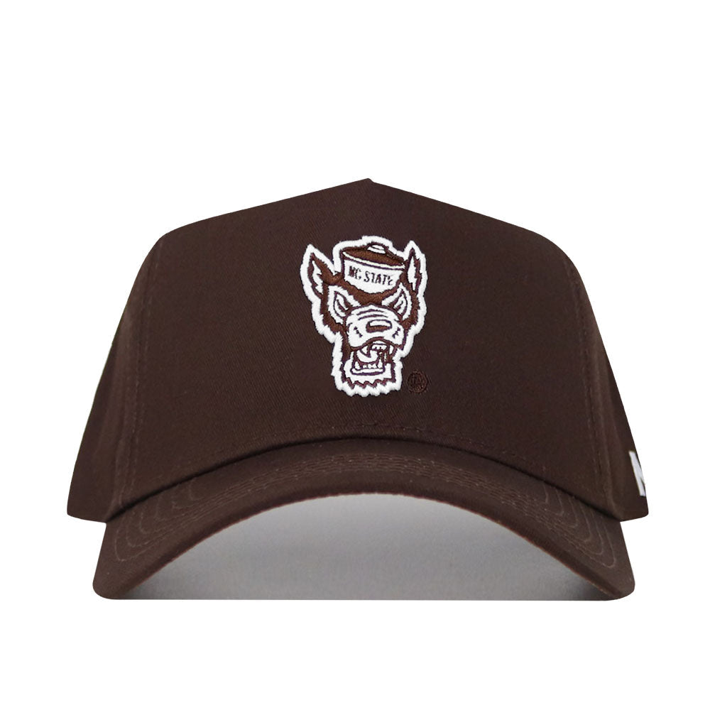 The NC State Americano Hat is a brown snapback made from high-quality cotton, featuring an embroidered wolf in a hat with "NC State" on the front. Officially licensed—perfect for true fans.