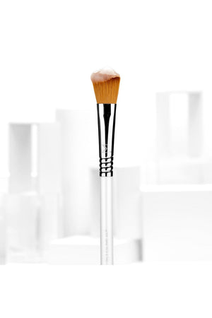 Skincare brush for gel masks by Sigma Beauty 